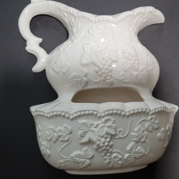 Vintage pair of white grapevine Decorama wall planter pockets. - Picture 3 of 6